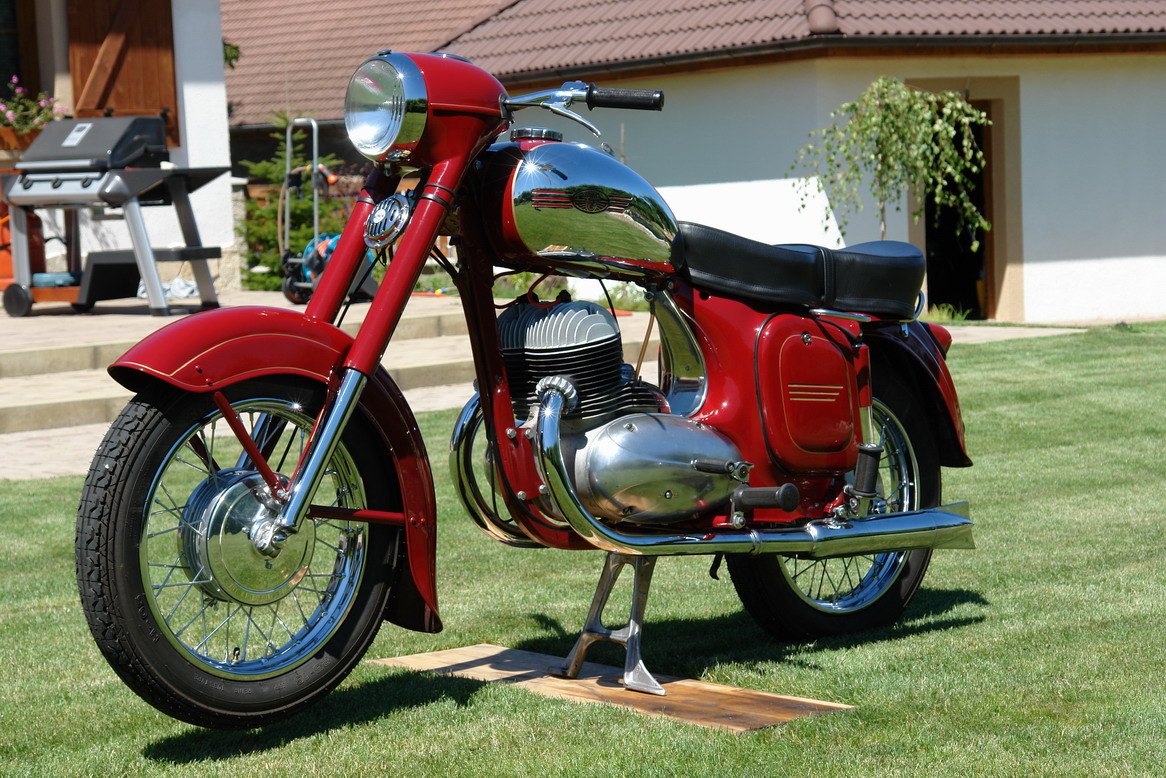 Jawa 350 kývačka